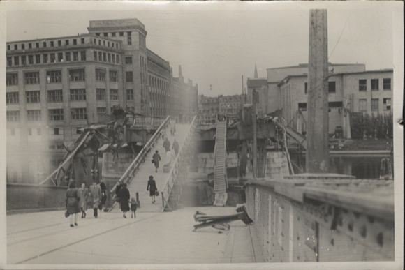 Original photo Berlin Oberschöneweide, Treskow Bridge, destroyed, temporary footbridge, around 1948