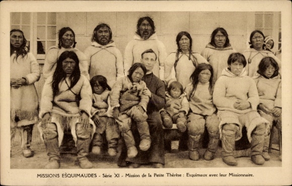 Postcard Mission de la Petite Therese, Esquimaux avec ler Missionnaire