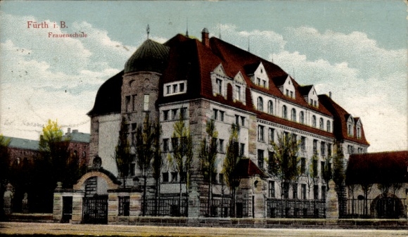 Postcard Fürth in Middle Franconia Bavaria, women's school, building with roof and trees