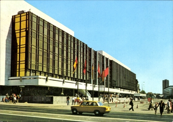 Postcard Berlin Mitte, capital of the GDR, Palace of the Republic, passers-by, car