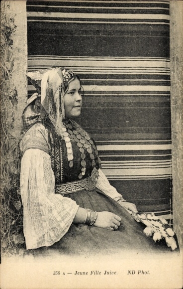 Judaica Postcard Jewish woman in traditional costume, portrait