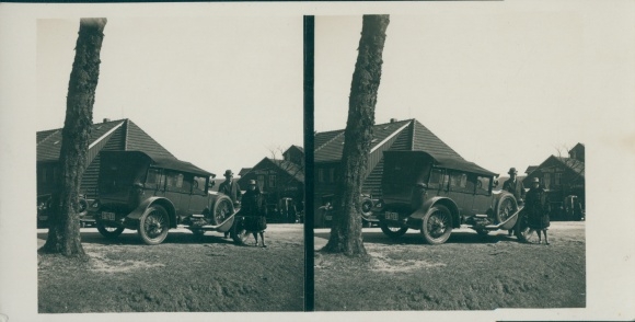 Stereo photo of a family with a car at the Torfhaus