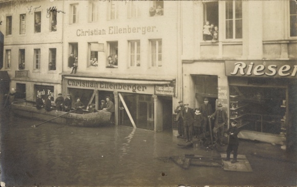 Photo: Neuwied on the Rhine, street during flooding, Christian Ellenberger shop, Riese shop...
