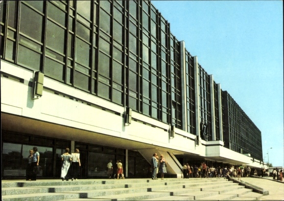 Postcard Berlin Mitte, capital of the GDR, Palace of the Republic, visitors