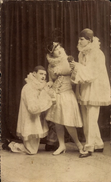 Photo Postcard Pierrot, children in costumes, acting