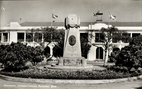 Postcard Beira Mozambique, Monumento Carmona, Monument, Archive building, Trees, Flags