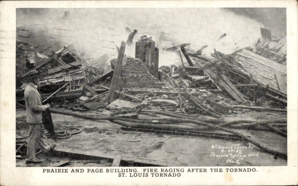 PC Saint Louis, Missouri, USA, Fire raging after the tornado