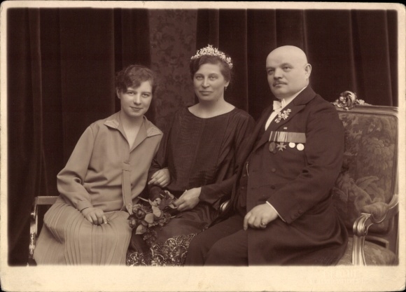 Photo Berlin, Hedwig, Erika and Georg Lessnau, portrait, medal, April 13, 1926