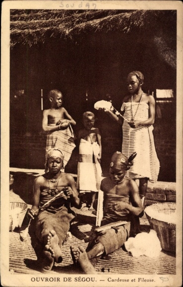 Postcard Ségou Sudan, local carders and spinners