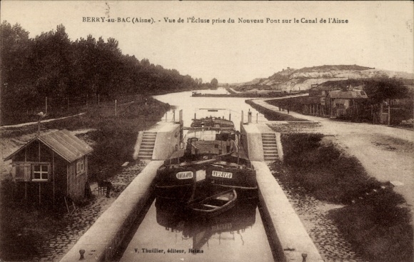 Postcard Berry au Bac Aisne, view of the lock from the new bridge over the Aisne Canal