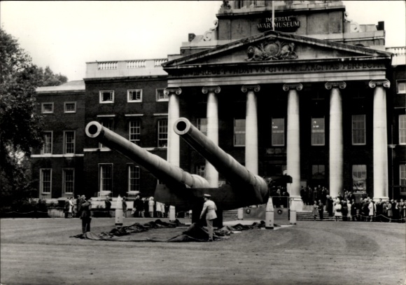 AK London, Imperial War Museum, 15-inch guns of the battleships Ramilies and Resolution, 1968