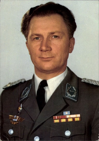 Postcard Cosmonaut Sigmund Jähn, first pilot cosmonaut of the GDR, portrait