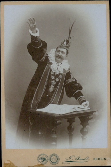 Photo Berlin, man in suit, portrait, desk