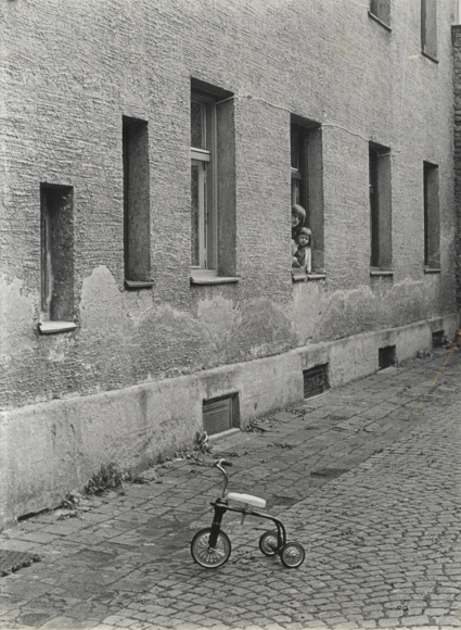Original photo by Gert Kreutschmann around 1970, backyard, approx. 40 x 30 cm