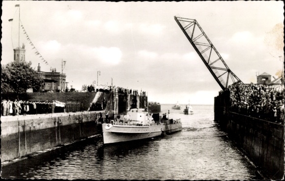 Postcard Wilhelmshaven in Lower Saxony, arrival of the first ships of the German Navy, 1956