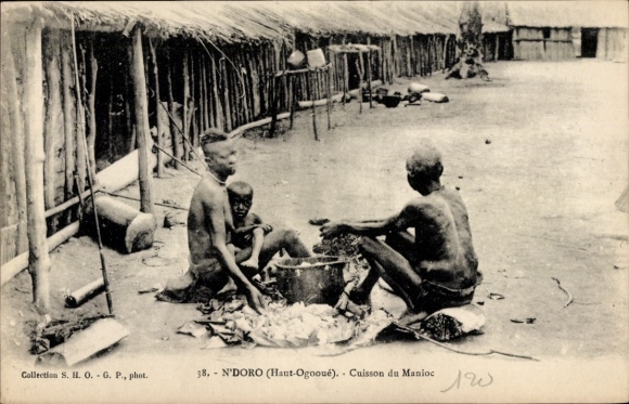 Postcard N'Doro Haut Ogooue Gabon Afrique, Cuisson du manioc, Women cook cassava
