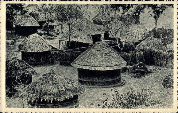 Postcard Rhodesia Zimbabwe, Un kraal, straw huts