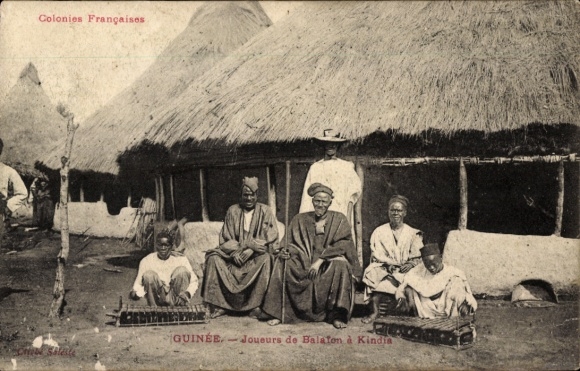 Postcard Kindia Guinea, Joueurs de Balafon, portrait de groupe, cabanes
