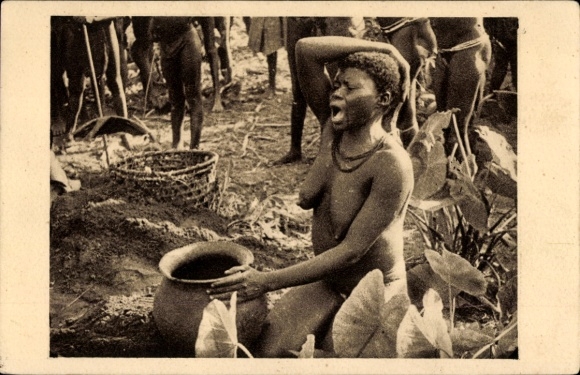 Postcard Oubangui Chari, Central African Republic, Boubou woman, in front of her husband's urn