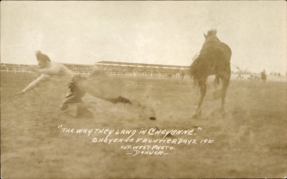 Photo Postcard Cheyenne Wyoming USA, Cheyenne Frontier Days 1931, Rodeo, thrown rider
