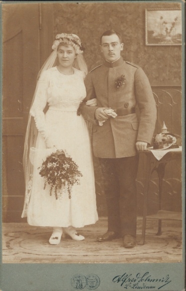 Cabinet photo Leipzig Lindenau, German soldier in uniform with his bride, wedding