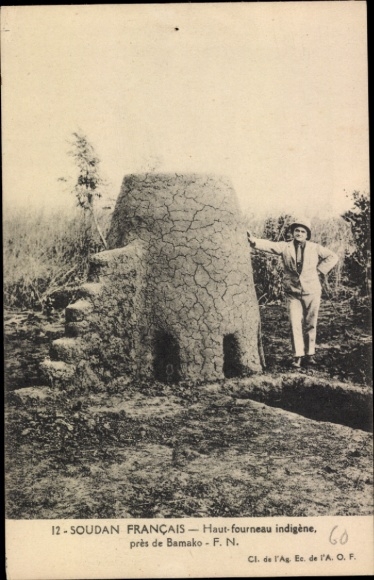 Postcard Bamako Mali, Haut-fourneau indigène, man in light clothing, Soudan Français, Bamako