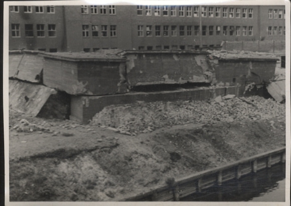 Original photo Berlin Treptow, bunker complex on the Spree river, around 1945/46