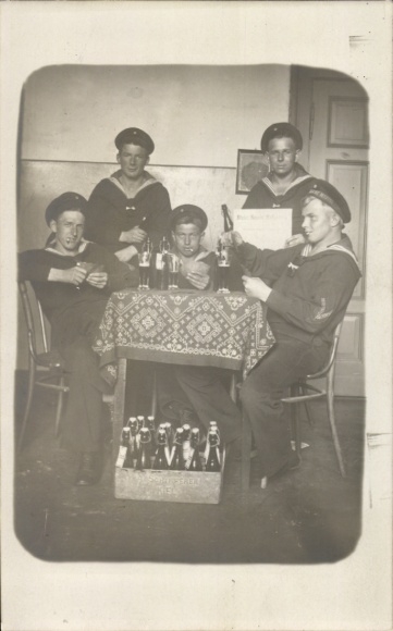 Photo: German Navy sailors playing skat, drinking beer