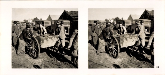 Stereo image photo "The Führer's soldiers in the field" No. 45, Polish Jews at work