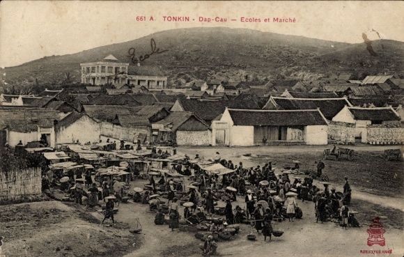 Postcard Tonkin Vietnam, market scene, people with goods, buildings in the background, Dap-Cau, Tonkin