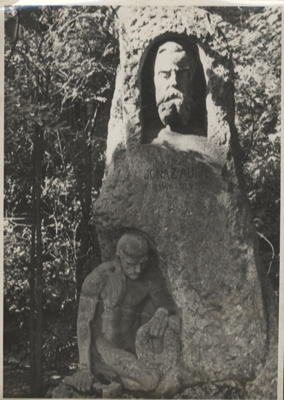 Original photo Berlin Lichtenberg, Triftweg, Central Cemetery, tombstone, around 1947