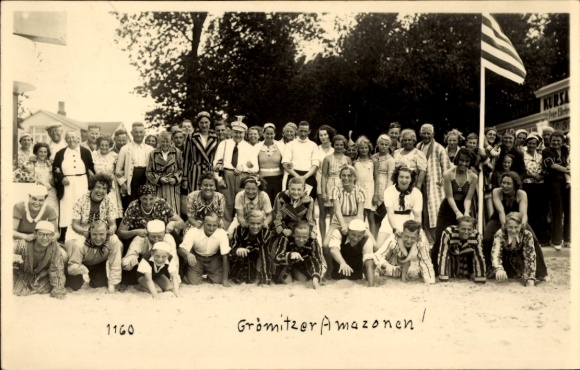 Photo: Baltic Sea resort of Grömitz in Holstein, Grömitz Amazons, holidaymakers on the beach, group photo