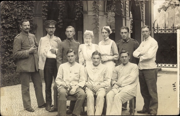Photo Postcard Berlin Neukölln, hospital, German soldiers, nurses