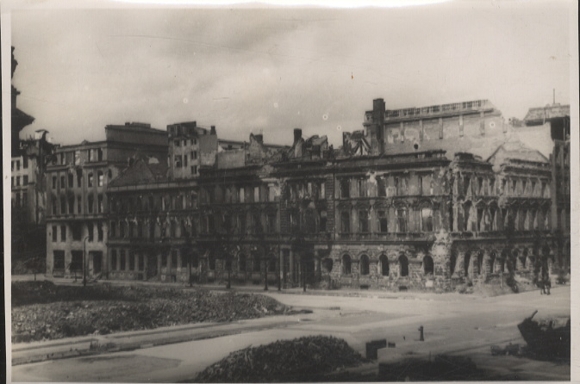 Original photo Berlin Kreuzberg, destroyed building of the Landesrentenbank, around 1945/46