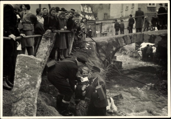 Photo Bockau in the Ore Mountains?, Passau?, children on the river bank, bridge, onlookers