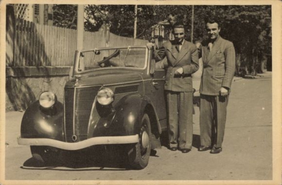 Photo Two men by car