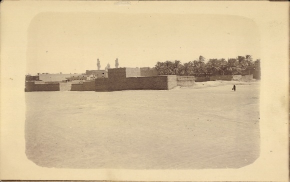 Photo Postcard Iraq, village, buildings, palm trees