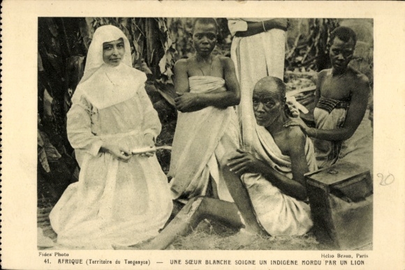 Postcard Tanzania, Tanganyika, a soeur blanche soigne un Indigenous Nordu par un lion