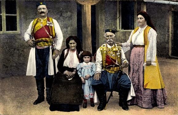 Postcard Montenegro, group in traditional costume