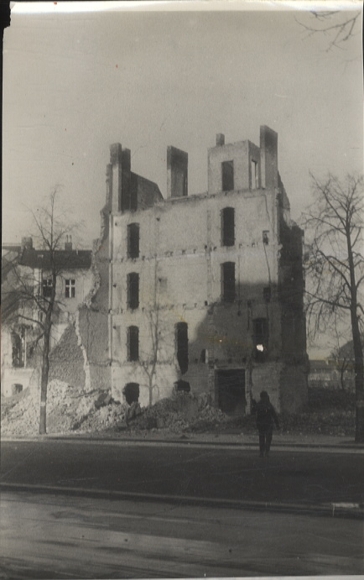 Original photo Berlin Pankow, destroyed savings bank building, around 1945/46