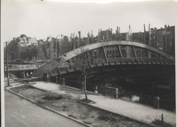 Original photo Berlin Charlottenburg, destroyed Palace Bridge, around 1945/46, approx. 12 x 17 cm
