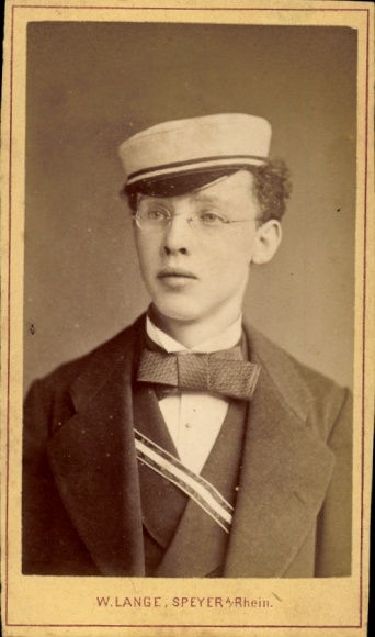 CdV Speyer am Rhein, student with cap and glasses, portrait, photographer W. Lange, Königsplatz
