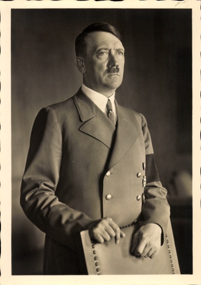 Postcard Führer and Reich Chancellor Adolf Hitler, portrait in suit leaning on the back of a chair