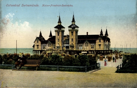 Postcard Świnoujście Swinemünde Pomerania, Baltic Sea resort Kaiser-Friedrich-Seebrücke, beach, people, trees