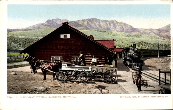 Postcard Gardiner Montana USA, UP station