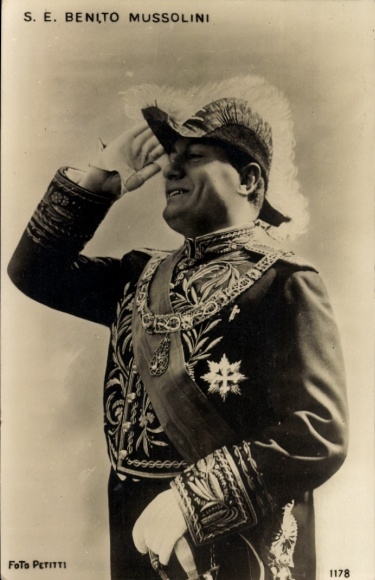 Postcard Benito Mussolini in Paradeuniform, salutierend