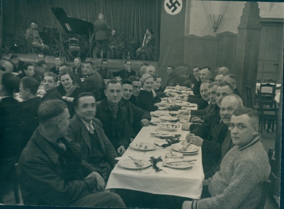 Photo Dresden, men and women at tables in a festival hall, stage with orchestra, photo Ströhla