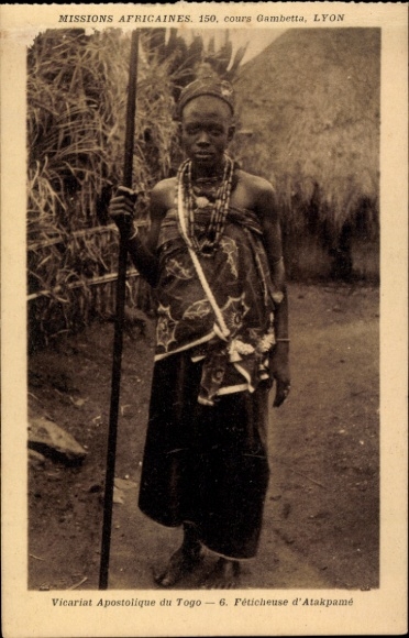 Postcard Togo, Feticheuse d'Atakpame, Woman in traditional clothing