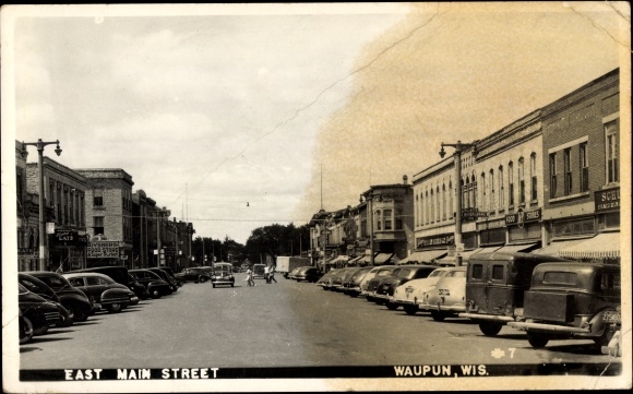 Postcard Waupun Wisconsin USA, East Main Street