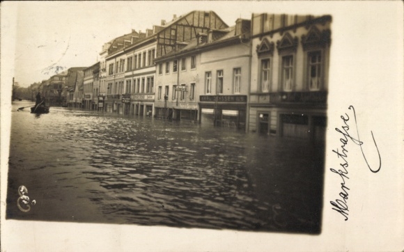 Photo: Neuwied on the Rhine, Marktstraße during flooding, commercial buildings